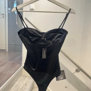 Svart body från Nelly, storlek XS - Snygg svart body från Nelly. Aldrig använt den. Prislappen sitter på. Storlek XS💖