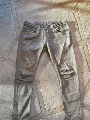 Dondup  - Storlek 34, passar den som har storlek 33 också Liten fläck på knät men syns inte vid användning och går förmodligen bort med lite vatten