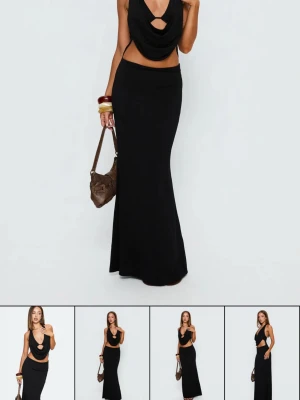 Svart långklänning med öppen rygg - Helt ny, säljer då den inte passade!! Trendig svart långklänning med djup v-ringning, draperad front och cut-out detalj vid midjan. Klänningen har öppen rygg med tunna axelband och figurnära passform. Perfekt för dig som vill sticka ut med en stilren och modern look.