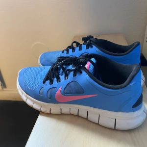 Nikeskor - Nikeskor i storlek 40. Fin kvalitet och skick.