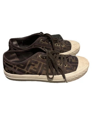 Fendi bruna låga sneakers - Intressekoll på mina assnygga sneakers från Fendi! köpta på vestiaire med äktehetsbevis💕 Hör av er vid frågor eller intresse🙏🥰Dustbag ingår❤️‍🔥