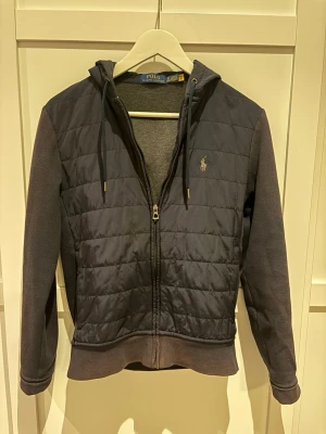 Mörkblå cardigan från Ralph Lauren - Säljer nu en mörkblå cardigan ifrån Polo Ralph Lauren. Skick 8/10 (använd), storlek xs. Pris 799! Vid frågor och funderingar är det bara att höra av sig!!