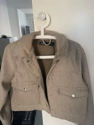 Beige vårjacka - Perfekt nu när våren börjat! Knappt använd och mycket fint skick, kan alltid diskutera pris! Storleken är M men passar S!💗🫶🏻 