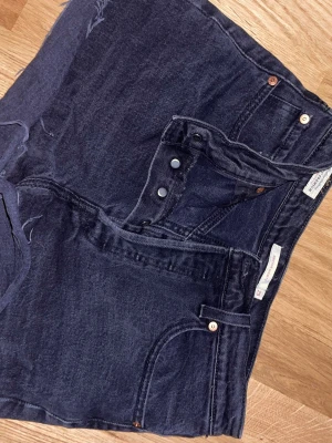 Svarta Levi's 501 jeans med knappar - Klassiska svarta Levi's jeansshorts Strl W29 
