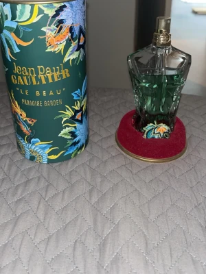 Jean Paul Gaultier Le Beau Paradise Garden 75ml - Säljer denna parfym i 75ml flaska knappt använd så skulle säga ungefär 65-70ml kvar och det är väldigt mycket för just denna parfym eftersom att den har en stark och somrig lukt som det bara behövs några enstaka spray utav!!! Parfymen har en fräsh doft av kokos och är perfekt för sommaren🌷🌴🥥🌴🥥🇨🇨Orginalpris var 1000kr