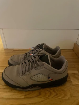 Air Jordan 5 Retro Low PSG - Jordan 5 Retro Low PSG i storlek 41. Finns små tecken på användning men annars i bra skick. 