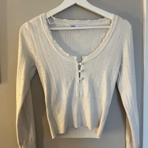 Vit Zara tröja - Säljer min fina vita tröja ifrån zara. Använd cirka tre gånger och den är i väldigt bra skick:)