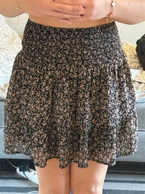 Söt kjol - Supersöt kjol från Kappahl som tyvärr inte kommer till användning längre. Använd fåtal gånger. Den är i storlek 158/164 men sitter som en S/M. Pris går att diskuteras.