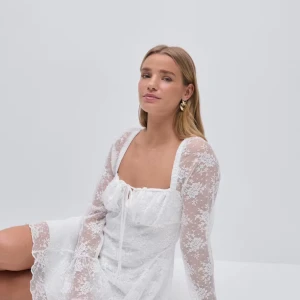 Lace dress från Gina Tricot - Superfin vit klänning från Gina Tricot med transparenta spetsärmar och fyrkantig ringning. Klänningen har knytning framtill och är dekorerad med blommig spets. Perfekt för sommarens tillfällen eller för skolavslutning och studenten. Klänningen är bara testad och orginalpriset är 599kr.💕
