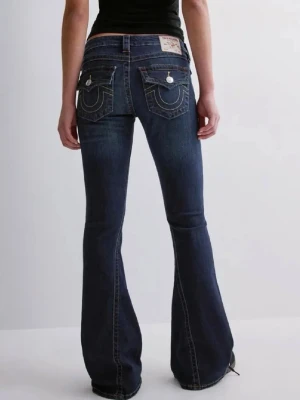 True Religion mörkblå bootcut jeans - Säljer ett par mörkblå bootcut jeans från True Religion i modellen JOEY. Jeansen har låg midja och flare nedtill. Storlek 25 i midja.