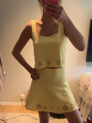 Set från Zara - Super fint somrigt ljusgult set från Zara med en topp och en kjol. Storlek M (s/m). 💛💛