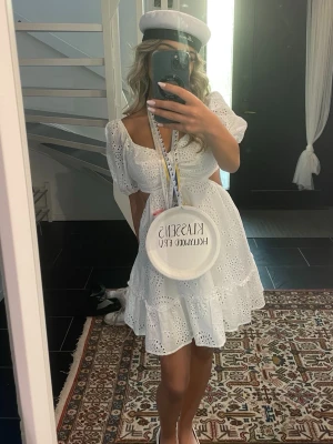 FINASTE STUDENTKLÄNNINGEN - Den här klänningen är en vacker och elegant design i en klassisk stil. Den har en figursydd silhuett som  framhäver midjan. Klänningen är perfekt för tillfällen som student dagen. Använd en gång. Skriv för fler frågor och bilder 🤍Storlek Xss men passar även Xs. 