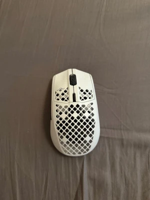 SteelSeries Aerox 3 Wireless - SteelSeries Aerox 3 Wireless (2022) – Snow (vit)  Den är trådlös med usb sticka, kabel medföljer också. Enkelt att ändra färg samt dpi genom steelseries hemsida.  Säljs pga nyköp, känns som helt ny, väldigt skön mus, köptes för ~1100kr  Säljs för 600kr