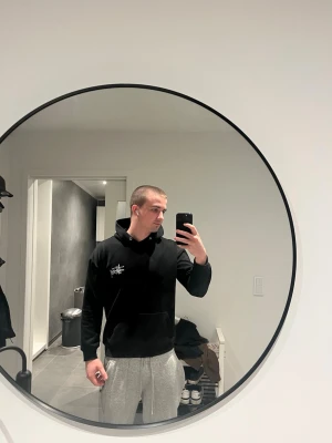 Stussy hoodie  - Stussy hoodie, storlek M, fast liten i storleken. Lappen storleken står på finns ej kvar då den kliade vid andvädning så den klipptes av. 