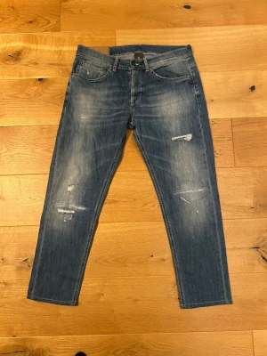 Dondup George Jeans - Dondup George Jeans i mycket bra skick | Storlek och mått: W35, längd ca 92cm, midja ca 41cm | Vid frågor eller diskussion om pris är det bara att skriva✍🏼| Frakt inom 48h📦