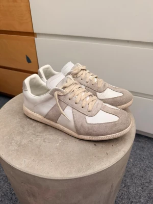 Maison margiela - Säljer mina maison margiela skor som jag har använt ungefär 2-3 månader. De är i bra skick utöver att de är lite smutsiga. Storlek 42. Säljer billigt då jag inte har någon box tyvärr.