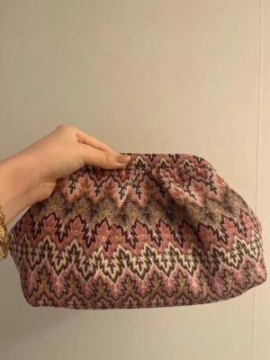 Clutch - Snygg clutch som köptes från vinted för ett tag sen men som tyvärr inte kommer till användning 💕