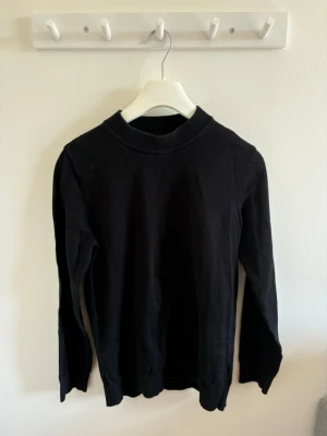 Herr svart sweatshirt med krage - En enkel svart sweatshirt med en krage och långa ärmar. Den har ribbade muddar. Passar bra till jeans eller andra byxor. Den är i storlek S ifrån H&M