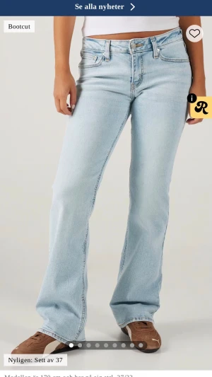 Low waist bootcut jeans - Midjemått: 35 cm Innerbenslängd: 72 cm säljer då det är för små för mig jättefint skick. Low waist bootcut jeans🌺 w24 L30 nypris 1000 kr