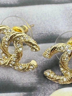 Hög kvalitet kristaller örhängen  - Hög kvalitet, handgjorda logo örhängen ungefär 3X3 cm – varje detalj utstrålar en känsla av exklusiv elegans. Örhängena är tillverkade i allergivänliga material och har stift i 925 sterlingsilver, vilket gör dem bekväma och skonsamma att bära.  Designen är mer arbetad och detaljrik – lyxig men samtidigt elegant – perfekt för dig som uppskattar smycken med både finess och karaktär.  Levereras med en svart presentask och en presentpåse för en fulländad känsla.