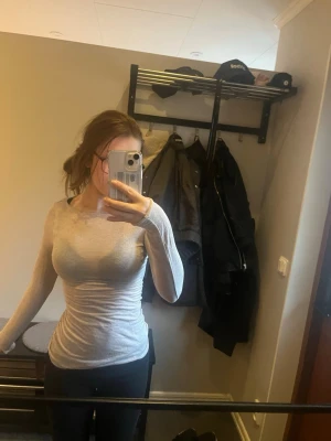 Intimissimi tröja - Säljer denna fina Intimissimi tröja i en fin beige färg❤️‍🔥! Storlek S