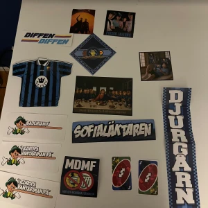 Sofialäktaren klibbor - Samling med olika Djurgården-relaterade klistermärken i blå, svart och vit färg. Innehåller motiv som DIF-tröja, logga, texten 'DJURGÅRN', 'SOFIALÄKTAREN', samt humoristiska och supporterinspirerade illustrationer. Perfekt för att pimpa laptop, mobil eller anteckningsbok.