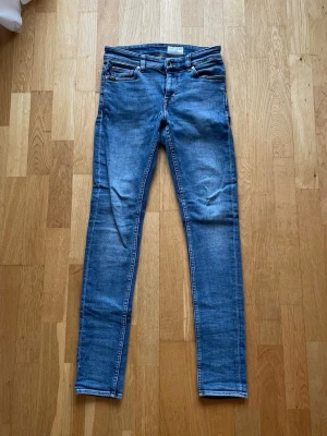 Tiger of Sweden jeans  - Säljer ett par tiger of Sweden jeans. Färgen är ljusblå och har inga defekter. De är i storleken 27 och 30, och slim fit modell. Är nästan helt oanvända. Hör av vid frågor🙌