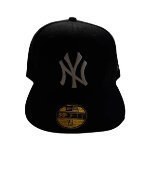  New York yankee keps - Svart New York yankee keps testad en gång. Alla klibbor är kvar. Kepsen är köpt från capstore är i 10/10 kvalitet ✅Storlek är 7 1/8 =56,8cm