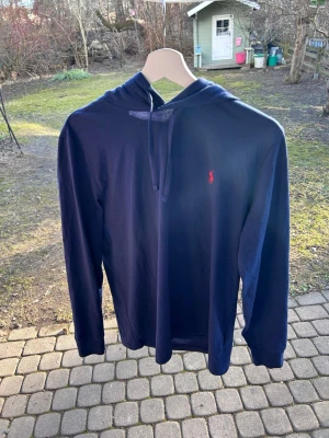 Ralph Lauren Hoodie - En blå Ralph Lauren Hoodie. Storlek S. Mycket bra skick. Nypris 1200kr. Hör av er ifall ni har några frågor!