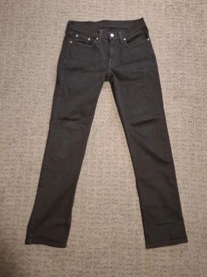 Svarta Levi's jeans - Säljer ett par svarta Levi's med passform 514 och klassisk femficksdesign, Storlek 29W 32L. Perfekta för dig som gillar en tidlös och enkel stil. Skrive vid frågor.