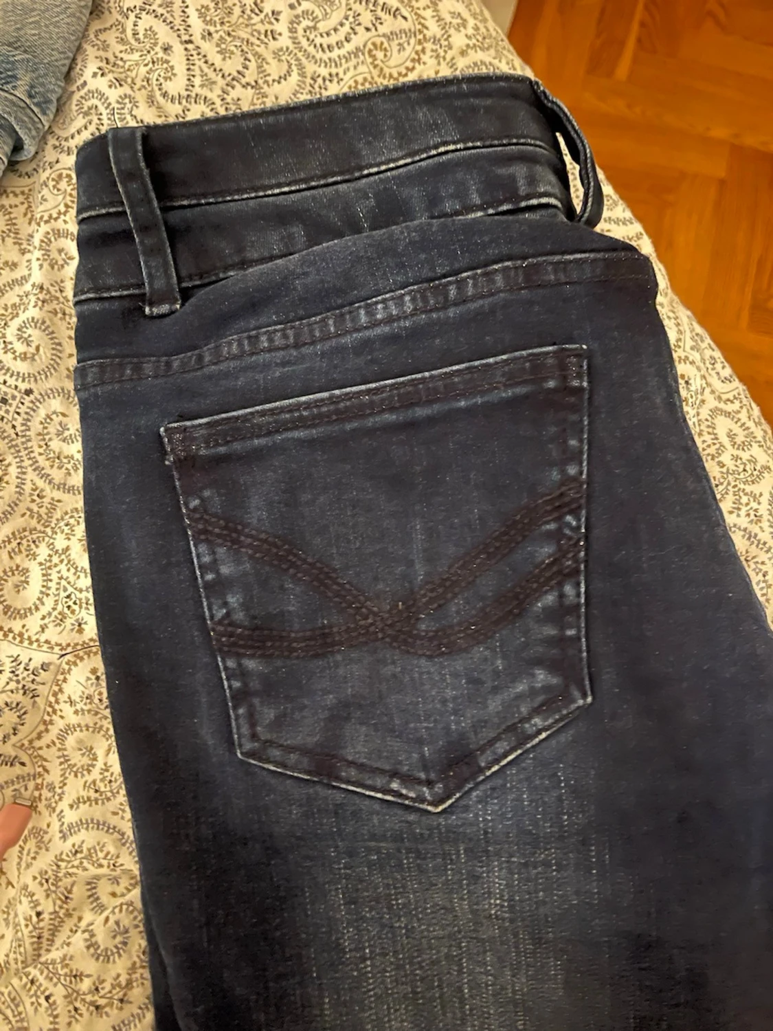 Mörkblå bootcut jeans med dubbla knappar