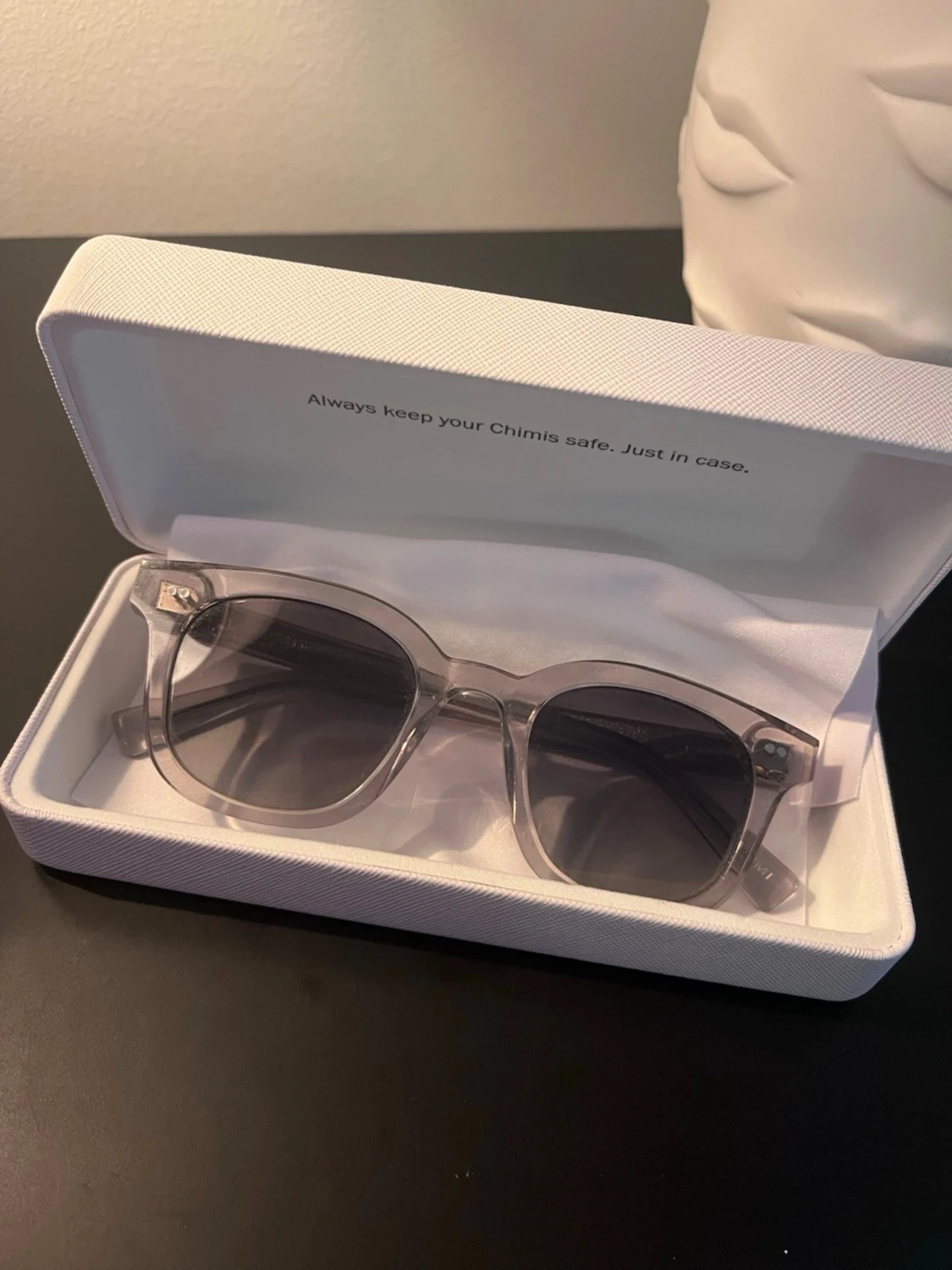 Transparenta/grå solglasögon från Chimi - 1