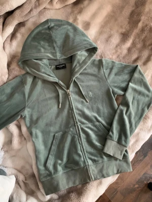 Juicy couture - i storlek S i mycket bra skick se bild ”3” så har de tappat lite färg på dragkedjan men ingenting som märks direkt.