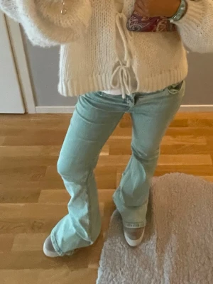 Turkosa bootcut jeans - Säljer ett par turkosa/mintgröna  bootcut jeans. Så snygga och unika !! 