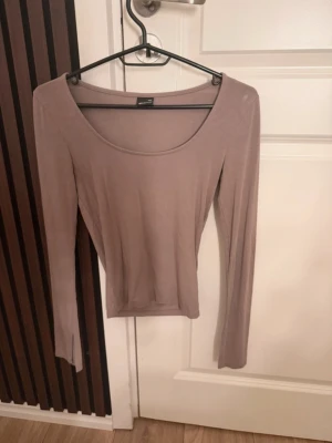 beige långärmad topp från gina tricot💕 - säljer en topp från gina tricot då den inte används 💕 den är i mycket fint skick och köpt från vinted, tyvärr är den för liten för mig💗den har slitningar i ärmarnas slut 💓