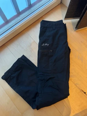 Lundhags Avhu II - Grymma byxor från Lundhags. Stretch över rumpa och knän för ökad komfort. 🖤 Väldigt lite använda, så i mycket fint skick. Är något håriga på bilderna, men rollas självklart av innan de skickas.