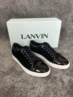 Mörkblå Lanvins uk7 - Tjena säljer nu dessa riktigt snygga Lanvins i riktigt bra skick! Storlek uk7, box ingår ej! Har du fler frågor eller funderingar så hör av dig// Mvh Santén