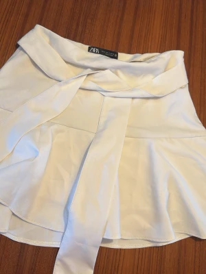 vit kjol från zara  - jättebra skick strl S, kan knytas både bak och fram 