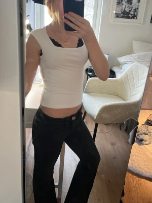 Vit croppad linnetopp - Säljer en vit croppad linnetopp med breda axelband och ett mjukt, tjockt och strechigt material💕 toppen är ifrån Gina tricot och helt oanvänd. Pris kan diskuteras💕