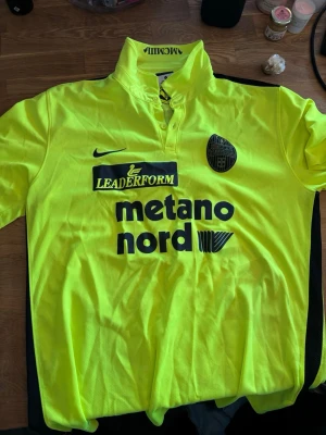 Retro Hellas Verona matchtröja 2012 - Säljer en retro matchtröja från Hellas Verona med VM vinnaren Luca Toni på ryggen. Perfekt för dig som älskar fotboll och italienska ligan.