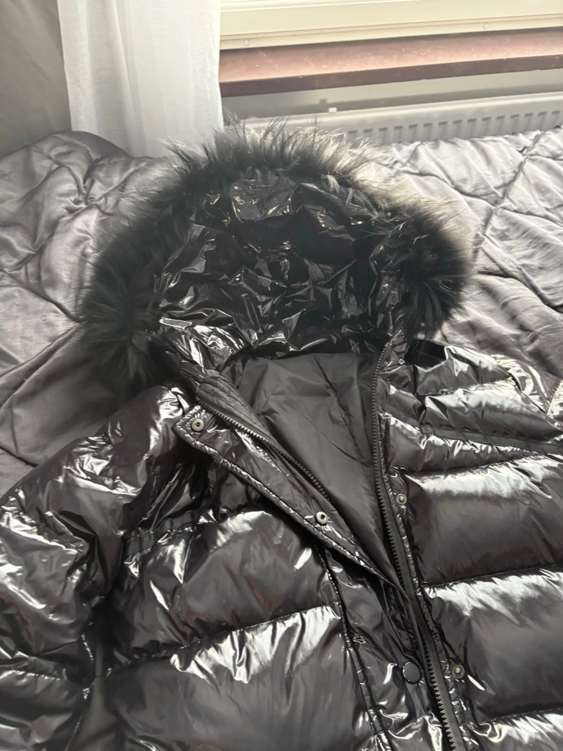 Glansig svart dunjacka med pälshuva - 1