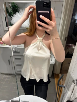 Halterneck top - Jätte söt halterneck top i satin 