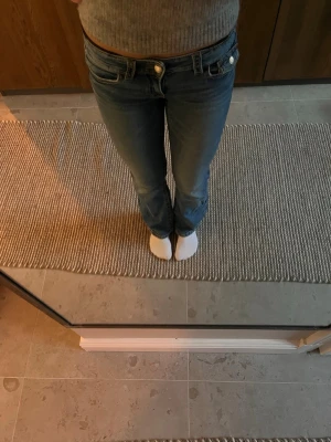 Jeans - Gulliga och stilrena jeans ifrån Gina tricot. Aldrig använda och i st 158. Skriv för fler frågor eller mått💕