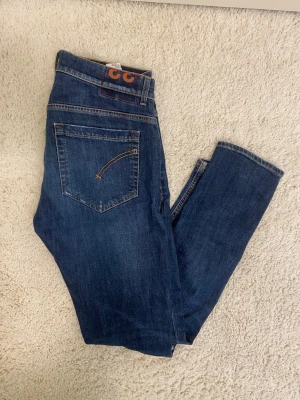 DONDUP GEORGE JEANS - Säljer dessa Donup  jeans i storlek W33, använda fåtal gånger och i mycket fint skick (9/10), nypris 4000 kr säljs för 899 kr, hör av dig vid frågor eller om du vill ha fler bilder 🙌 Slitningar från fabrik!! 