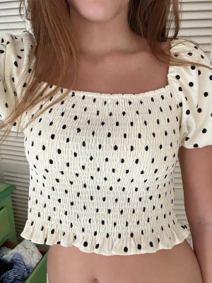 Prickig topp - Kort prickig topp med volangärmar, så fin till sommaren🌞