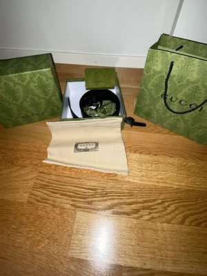 Svart bälte  - Säljer ett snyggt svart bälte med svart spänne helt nytt inte använt en ända gång man får med allt som är på bilden inklusive låda, kvitto och certifikat