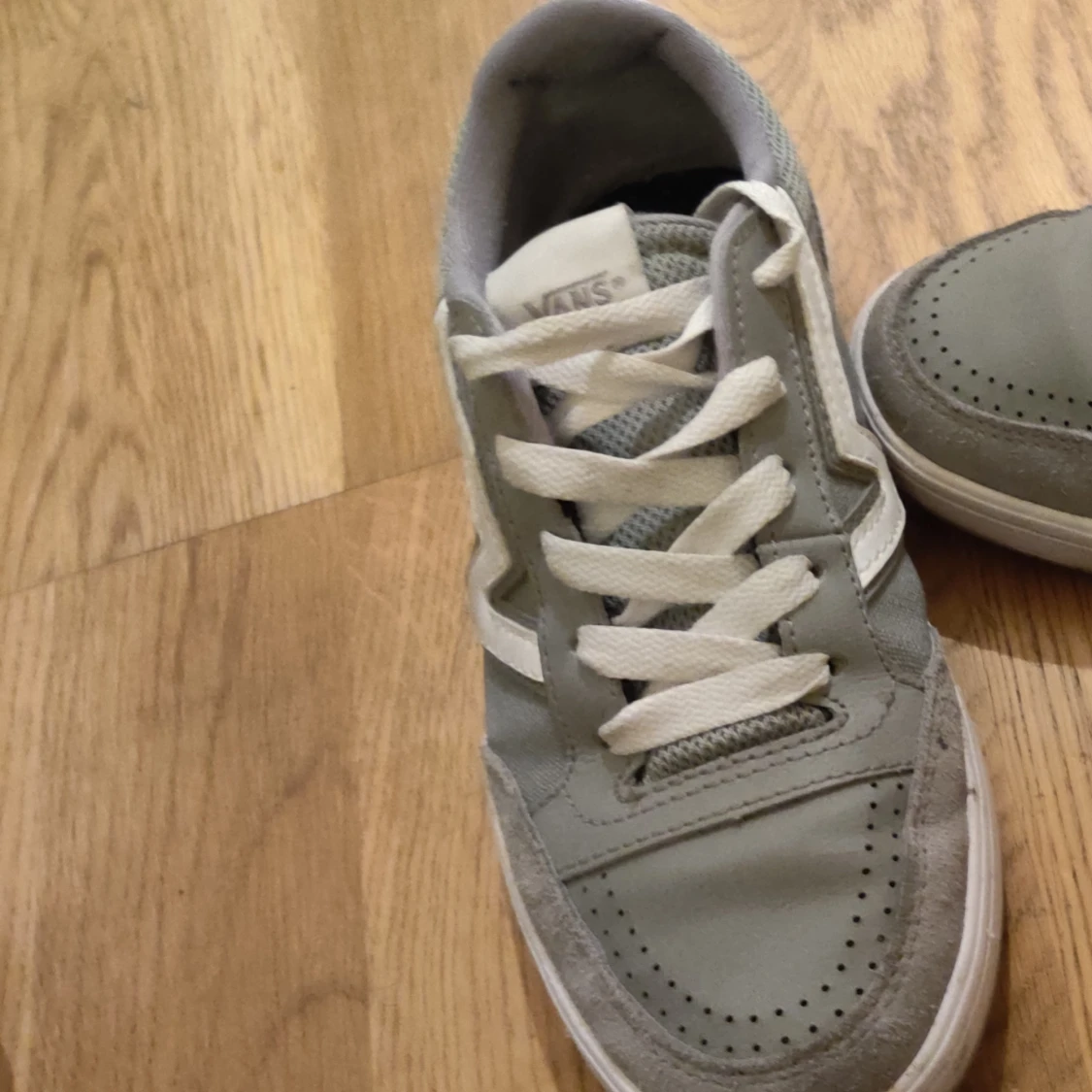 Gråa Vans sneakers med vit detalj - 2