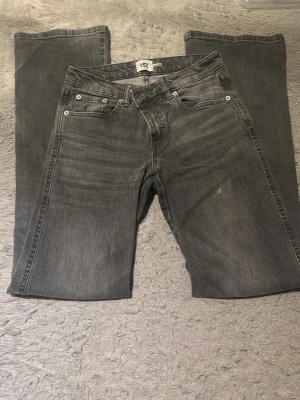 Grå bootcut jeans från 157 - Snygga grå jeans från 157.