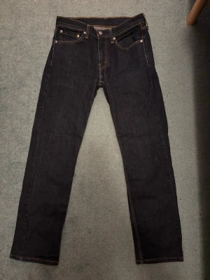 Levi’s 514 - Säljer ett par levis 514 i färgen mörk blå. Perfekta färgen enligt mig. Storlek W31 L32. Skick 10/10 de är som nya. Skriv för mer info och bilder