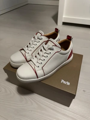Christian Louboutin  - Säljer dessa Junior sneakersfun som är lite unika jämfört med andra Loubs, sparsamt använda under sommaren och hösten 2025. Säljer då dom egentligen är lite för små för mig. Inget synligt slitage förutom sulan. Kvitto finns kvar. Låda, påse och extra skosnören finns kvar, resterande desvärre borta efter flytt lite därav priset. Storlek är 41,5 men passar 42-42,5. Skriv gärna om frågor eller fler bilder. ‼️Pris ej hugget i sten‼️